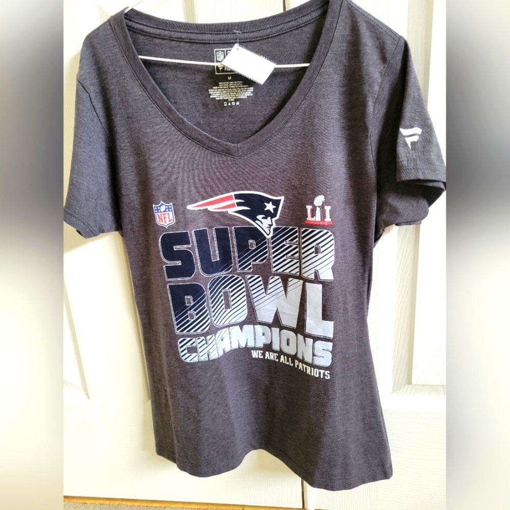 Womens V-neck, NFL Patriots T-shirt size M  sports  NFL PRO LINE Fanatics